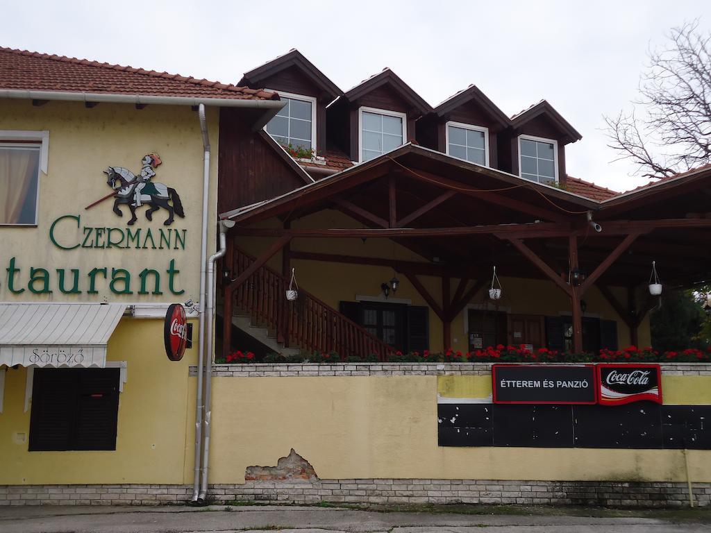 Czermann Panzio Es Etterem Hotel Oroszlány Buitenkant foto