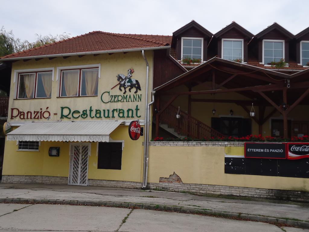 Czermann Panzio Es Etterem Hotel Oroszlány Buitenkant foto